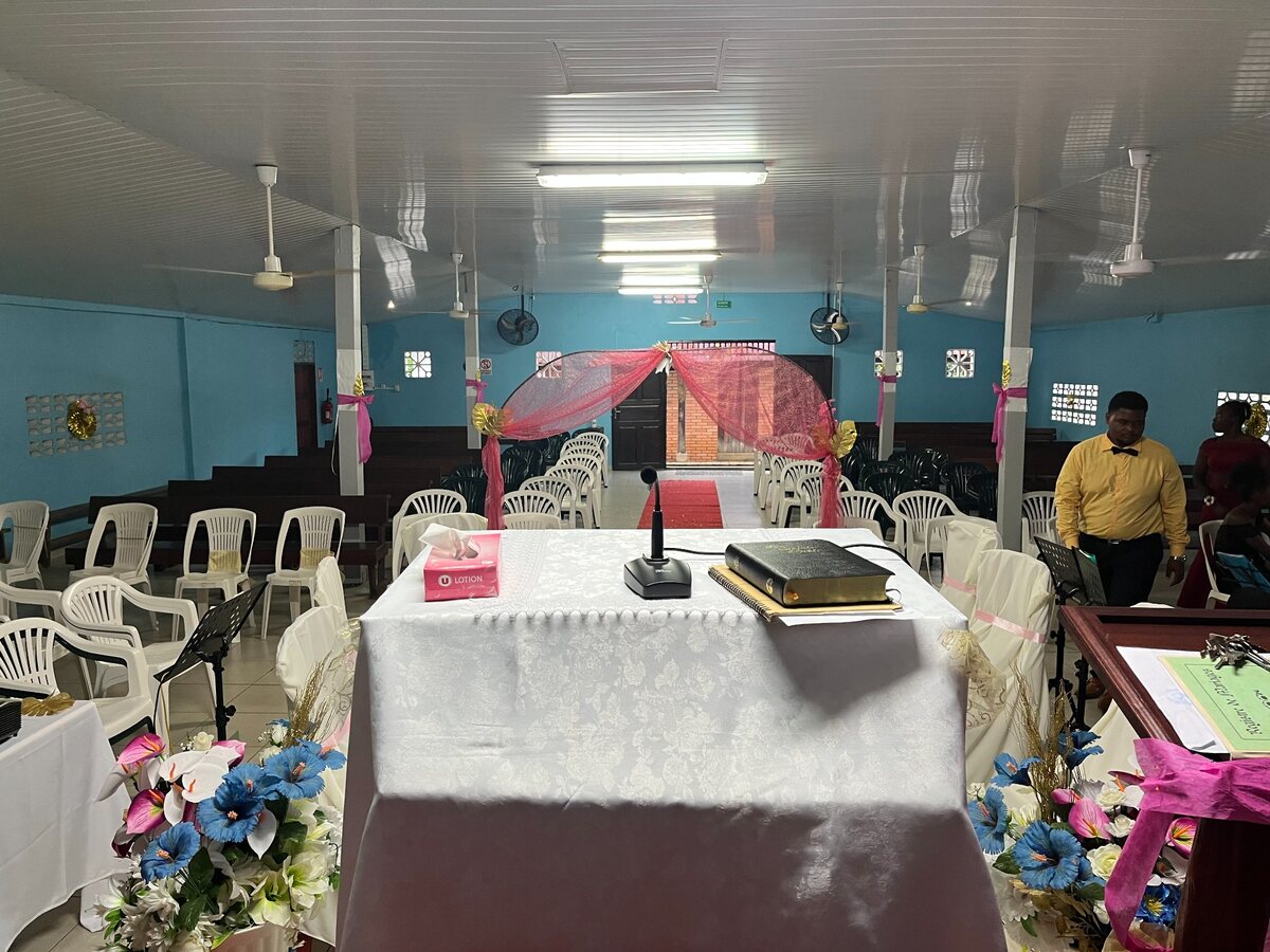 La chaire et l’espace de culte de l’église