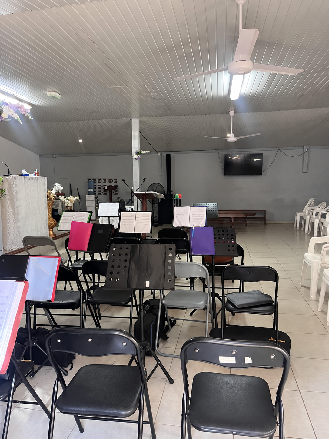Les chaises et les pupitres de l’église