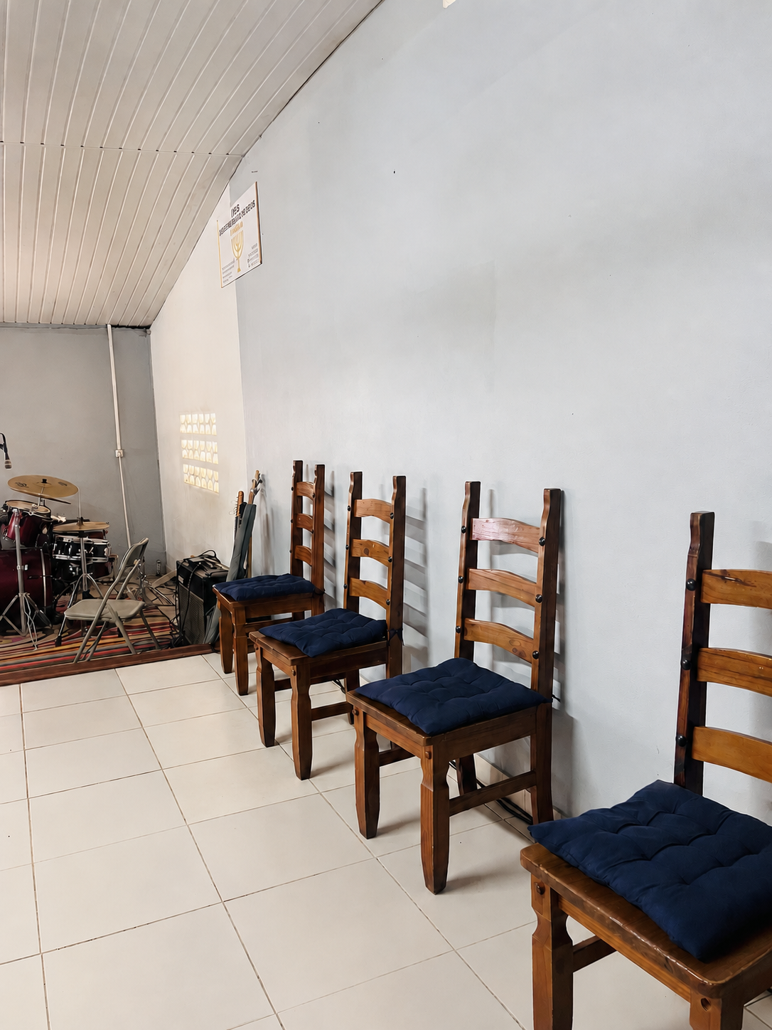 Les sièges et les instruments de musique de l’église